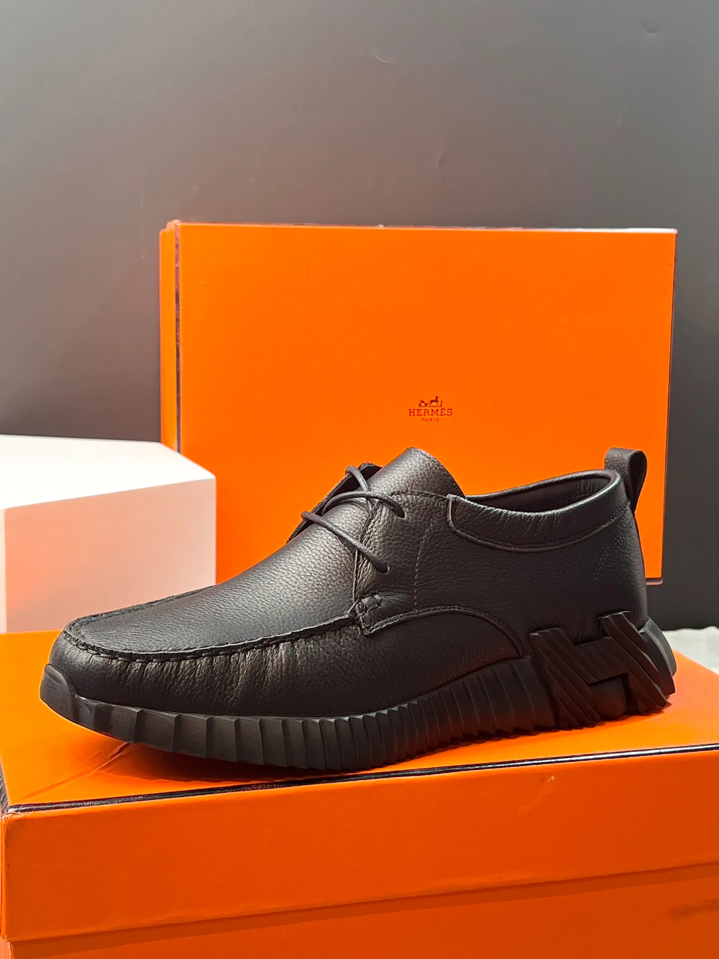 PP660【Hermes】fe new arrival~New Bouncing sneakers are the most comfortable shoes from Hermès. They are extremely light on the feet and look great. You won’t feel tired even when you go shopping and running around👍. They are light and comfortable. They are extremely light. They are perfect for both sports and leisure. They feel great when you step on them! It’s up to you to choose, there’s always what you want~ ✔️Fabric: Imported first-layer cowhide ✔️Inner lining: Imported water-dyed cowhide ✔️Outsole: Seamless combination of IP+TPU (multi-color letters) German technology irradiation machine ✔️Code number: Male 38-44 (45 customized)